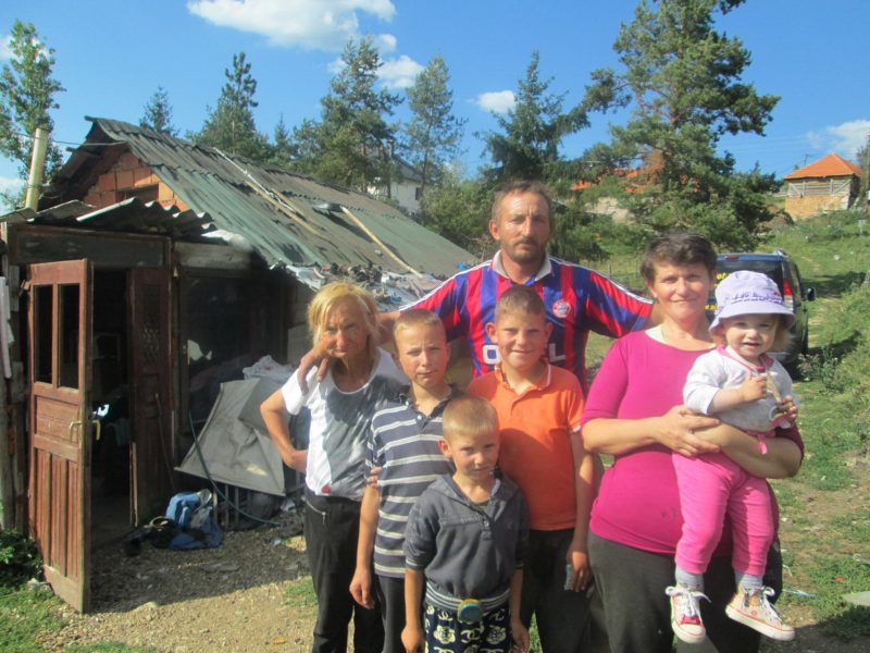 Slobodan Bandović sa majkom, suprugom i tri sina - Imrovizan dom