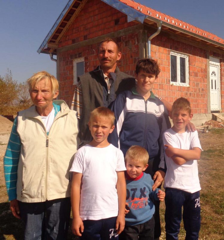 Slobodan Bandović sa majkom, suprugom i tri sina - Novoizgrađeni dom