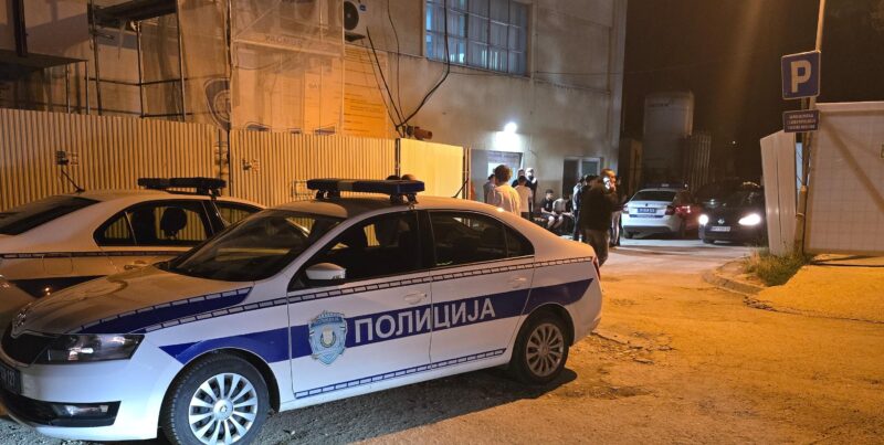 Ispred bolnice okupio se velik broj sugrađana