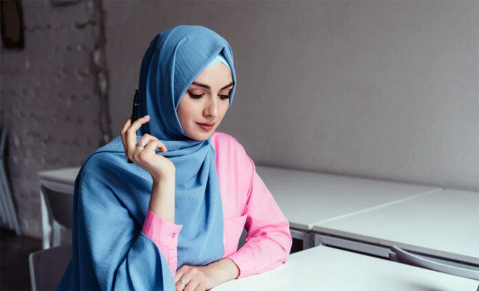 pokrivena zena skola