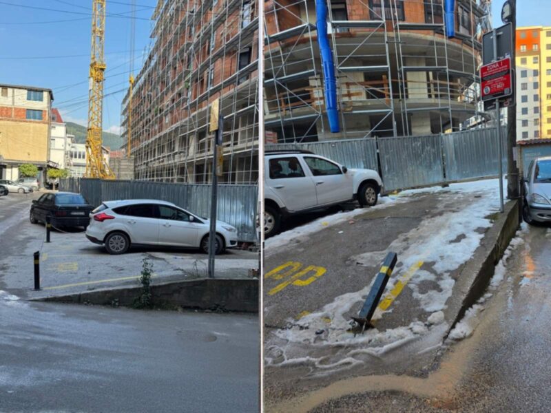 Lijevo ograđeni parking, desno srušeni stubići