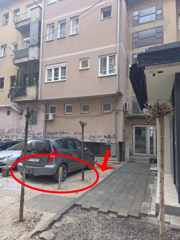 Srušio nosećestubove i nelegalnim tunelima izašao je izvan gabarita zgrade.