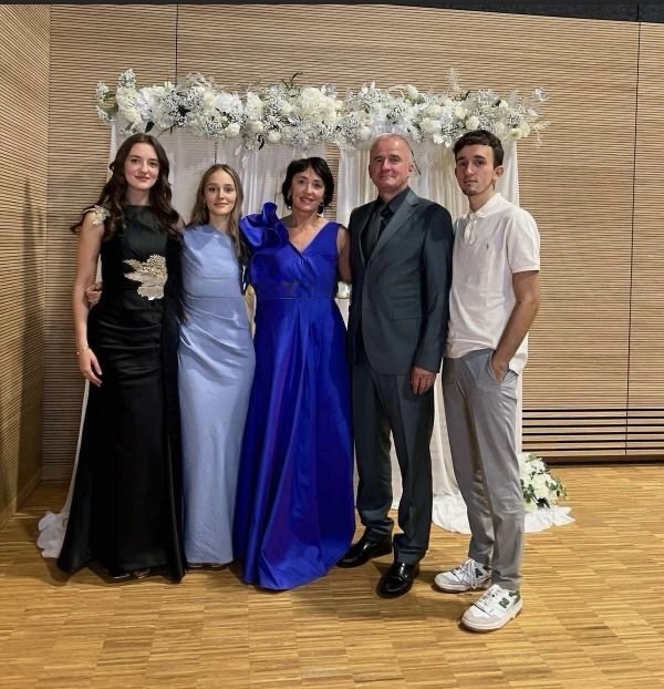 U Belgiji je 1999. upoznao suprugu Arminu. Godinu dana kasnije su zasnovali brak i dobili ćerke Dalilu i Ines i sina Benjamina – Porodica Halilović na okupu