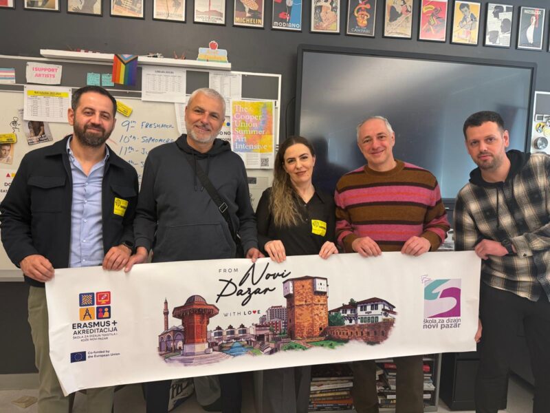 „Na fotografiji: delegacija iz Novog Pazara sa direktorom škole High School of Art & Design u New Yorku.“