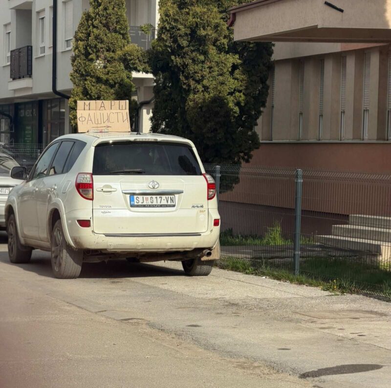 Trenutno ispred Suda u Sjenici