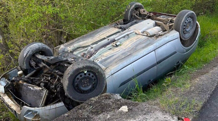 prevrnut automobil na krov