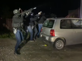 Drama u Nišu: Policija objavila šokantni snimak upada s puškama i razbijenim vratima